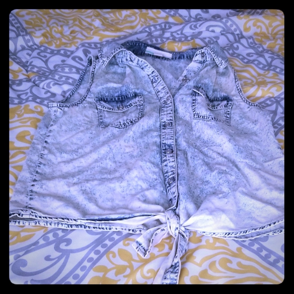 Sleeveless shirt